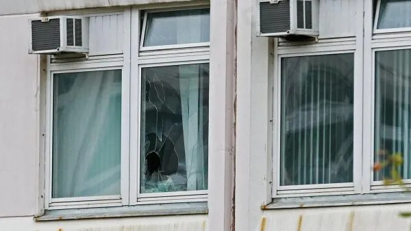 Фрагмент окна упал на женщину в Долгопрудном