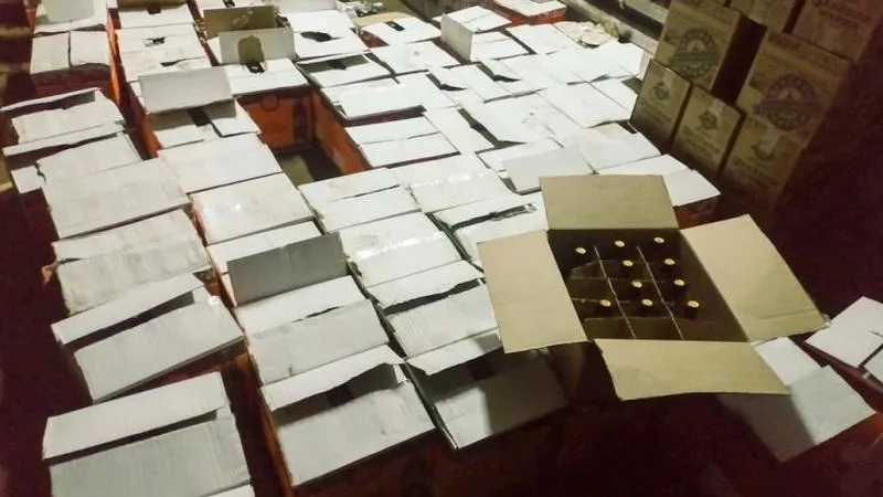 Восемь тысяч бутылок поддельного алкоголя нашли на складе в Королеве