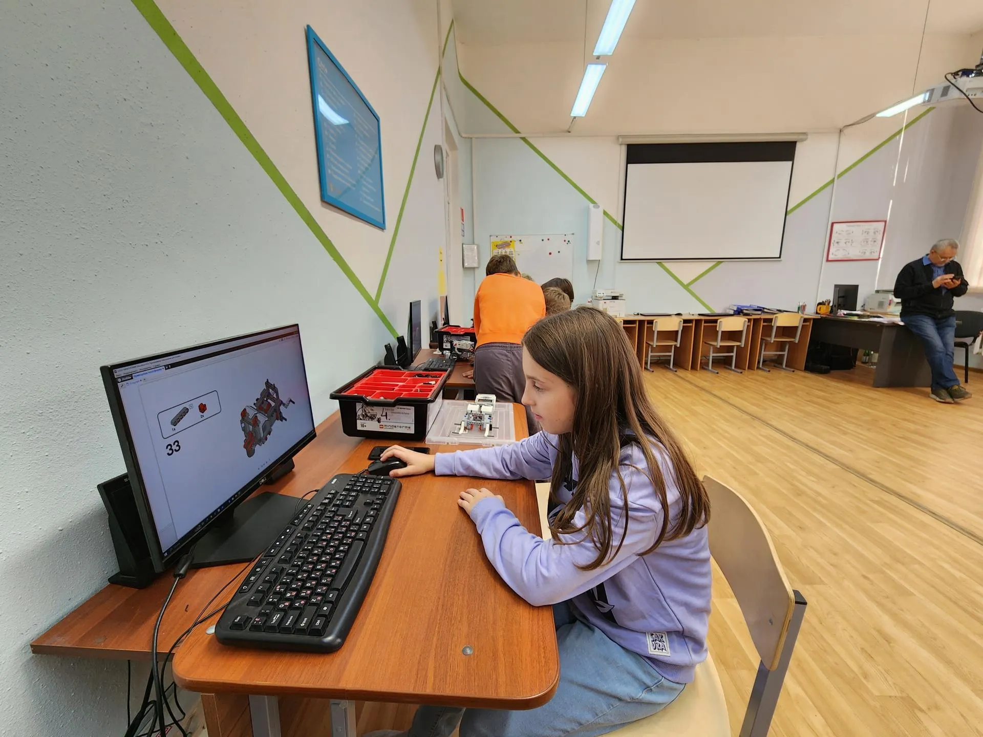 Хавива Фонина / Мария Монахова программирует робота