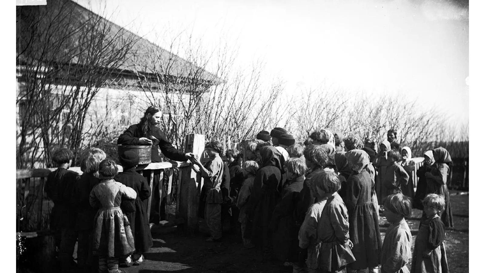 Раздача хлеба голодающим детям в Нижегородской губернии