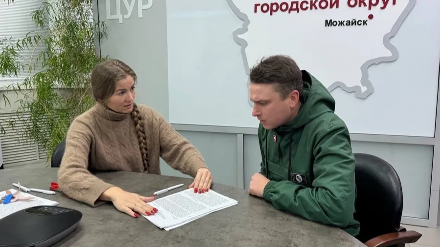 Вручение документов на новое жилье. Фото: пресс-служба администрации Можайского округа