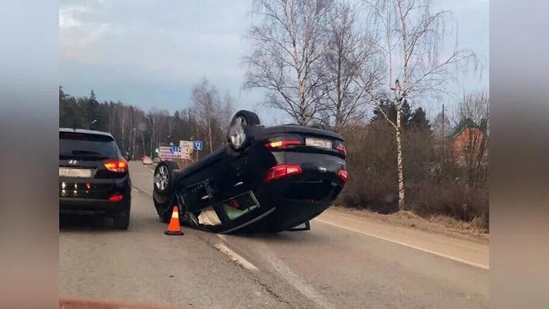 Автомобиль взмыл в воздух на Можайском шоссе