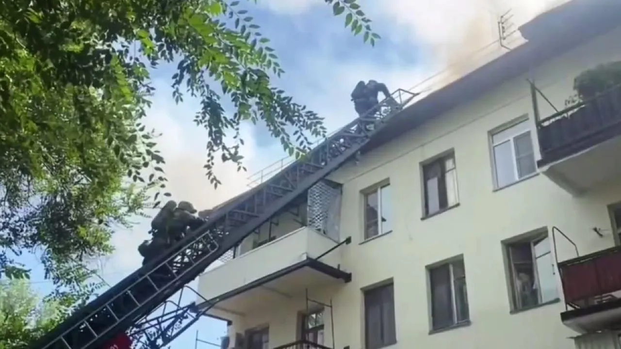 В Волгограде тушат крупный пожар в жилом доме