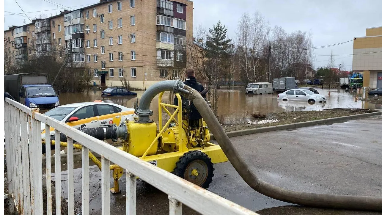Коммунальные службы устраняют последствия прорыва дамбы в микрорайоне Ракитня прошлой весной/Источник: пресс-служба администрации Одинцовского округа