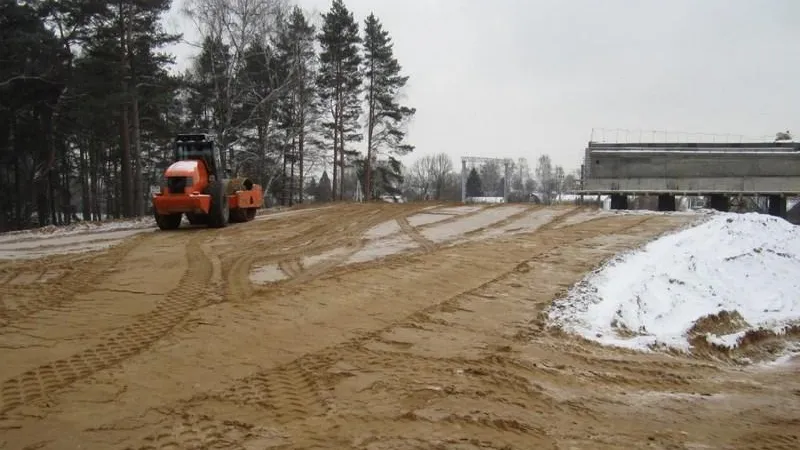 Насыпь на подходах к новому путепроводу начали обустраивать в Дедовске