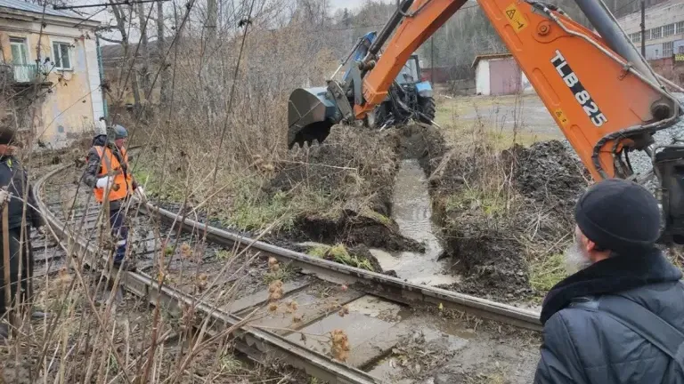 В Златоусте Челябинской области подвалы трех домов и двор затопило борщом