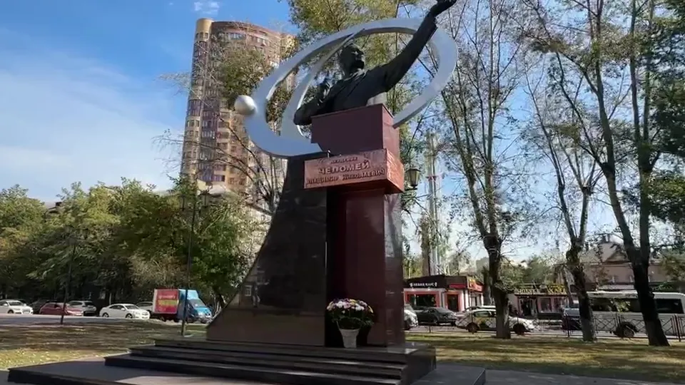 Памятник академику Владимиру Челомею. Фото: Ксения Казакова