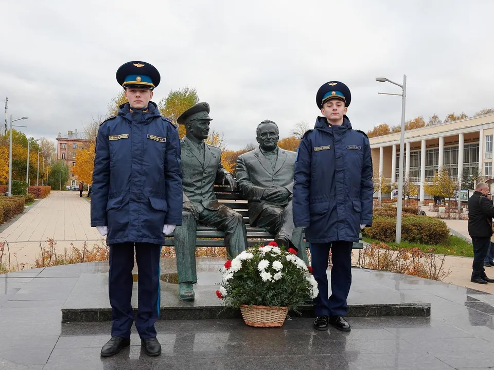 Фрязинские кадеты возлагают цветы к памятнику Сергею Королеву и Юрию Гагарину. Фото: Министерство образования Московской области