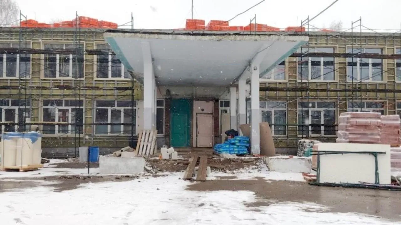 Кровельные работы стартовали в рамках капремонта школы «Содружество» в Клинском округе