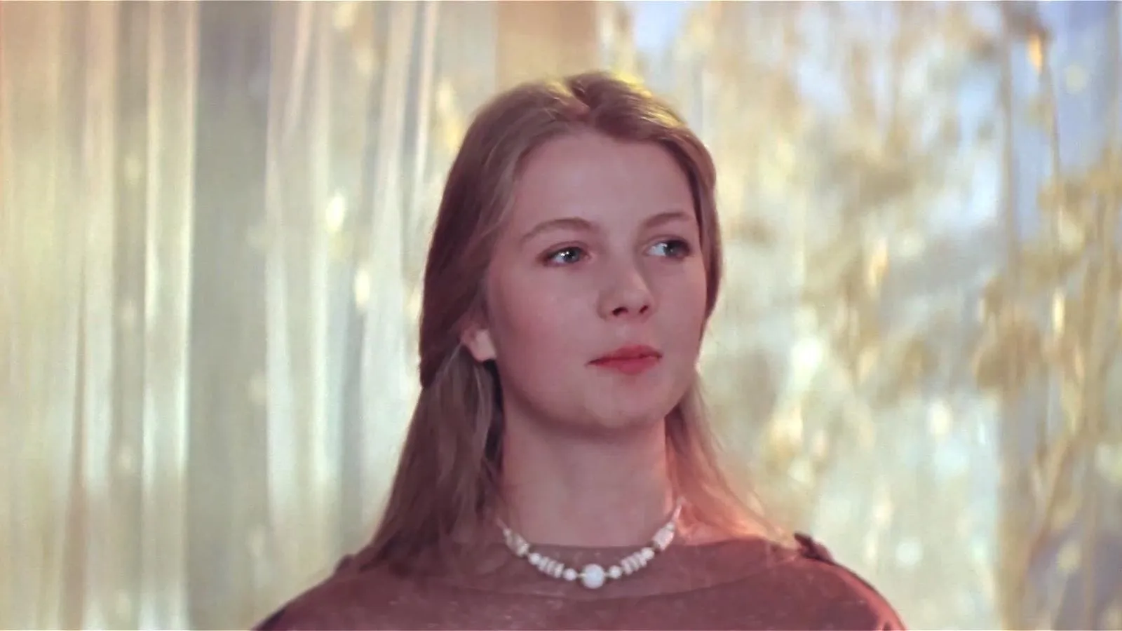 Анастасия Немоляева, кадр из х/ф «Курьер», 1986 год