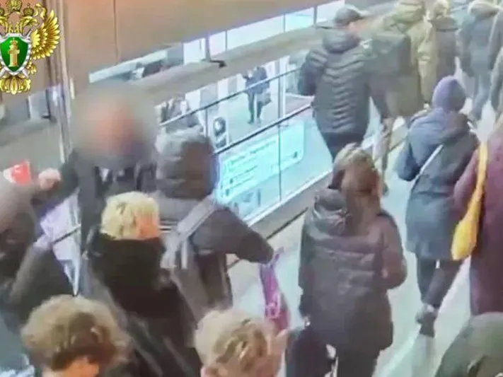 Уголовное дело возбудили в отношении мужчины, распылившего перцовку в лицо инвалиду в метро
