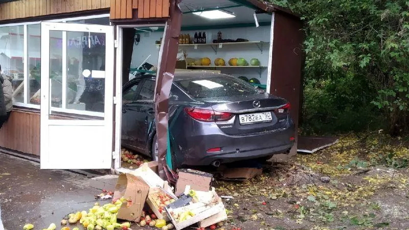 Водитель иномарки протаранил овощную палатку в Королеве