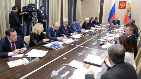 Соцобязательства должны быть в центре внимания правительства - Путин