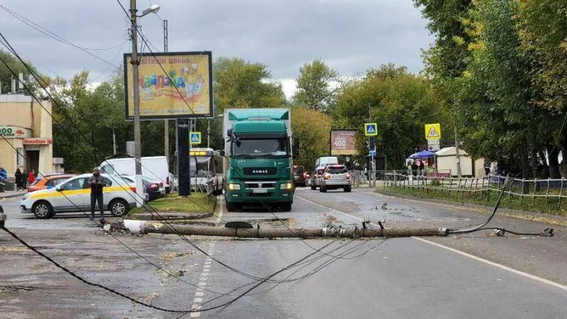 Бетонный столб рухнул на дорогу в Пушкино