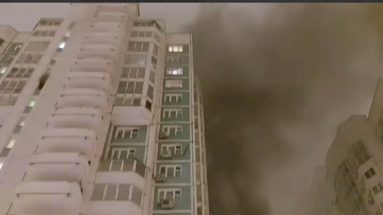 МЧС: 17-этажный жилой дом загорелся в Москве