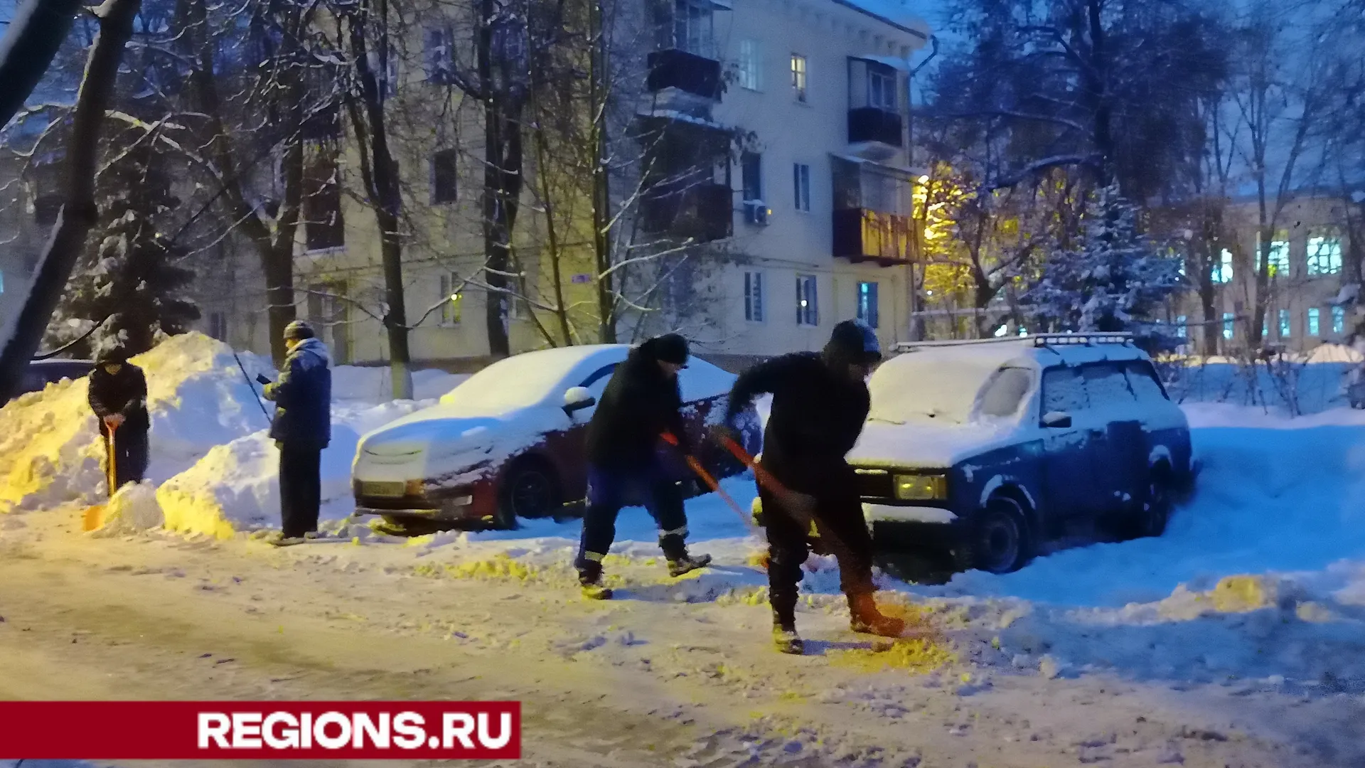 Фото, видео: Елена Григорьева / Бороться с последствиями снегопада коммунальные службы будут и ночью