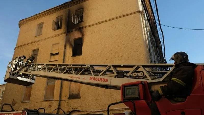 Человек пострадал при пожаре в квартире в Лобне