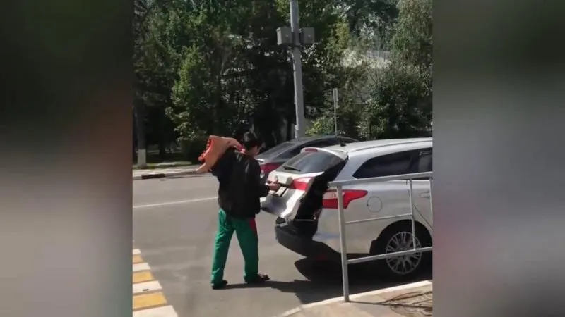 Перевозка мясных туш в багажнике легковушки возмутила жителей Одинцово 