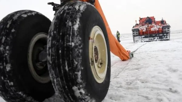 Тягач сломал стойку шасси при буксировке самолета во Внуково