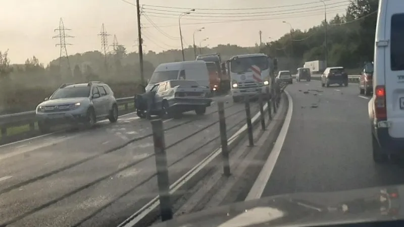 Легковушка врезалась в тросовый отбойник и перекрыла Дмитровское шоссе