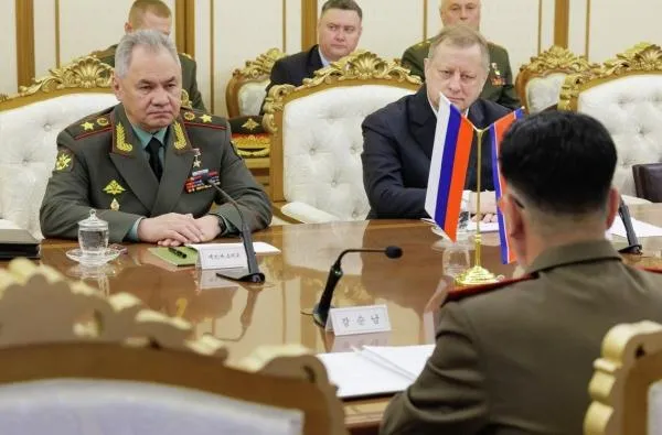 Сергей Шойгу во время переговоров с главой военного ведомства Корейской Народно-Демократической Республики генералом армии Кан Сун Намом в Пхеньяне