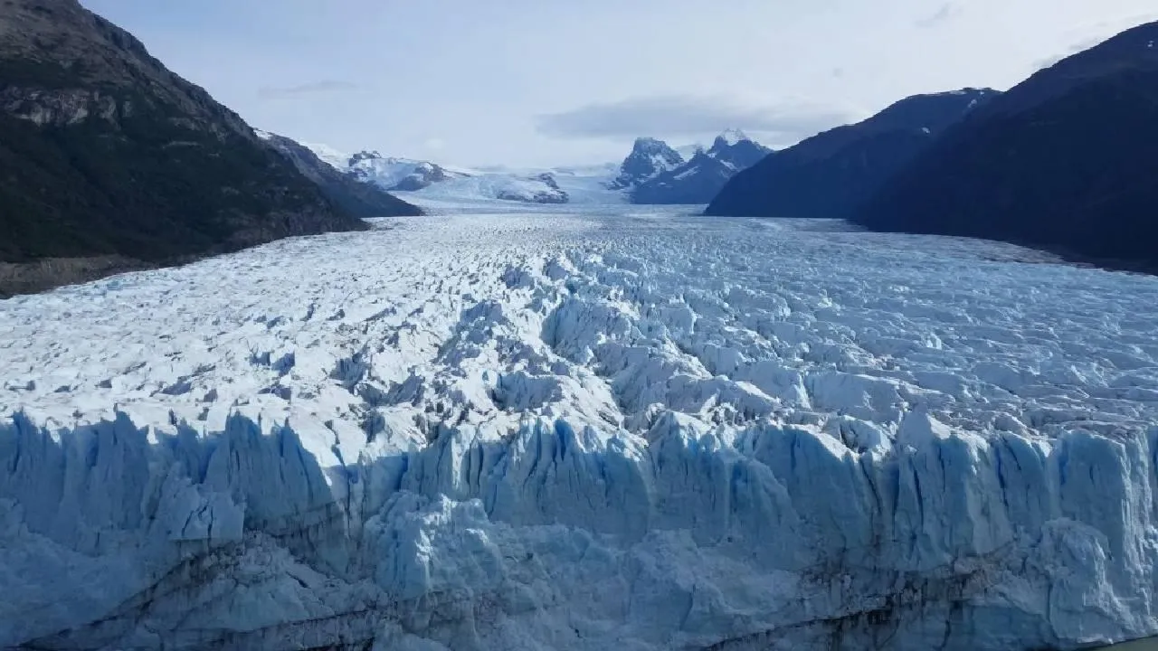 Ледник размером с Британию тает снизу: почему «пробка» Антарктиды может сдвинуться и поднять океан на 5 метров