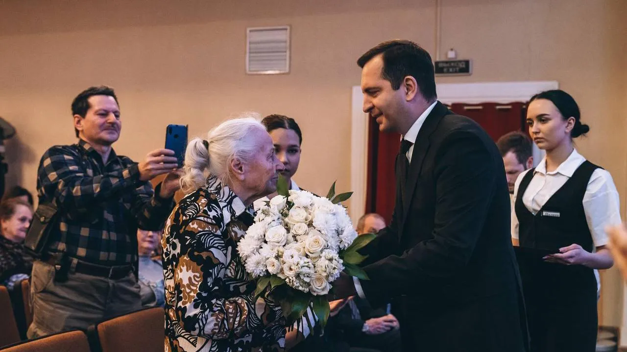 Глава Андрей Булгаков передал юбилейные медали щелковским ветеранам