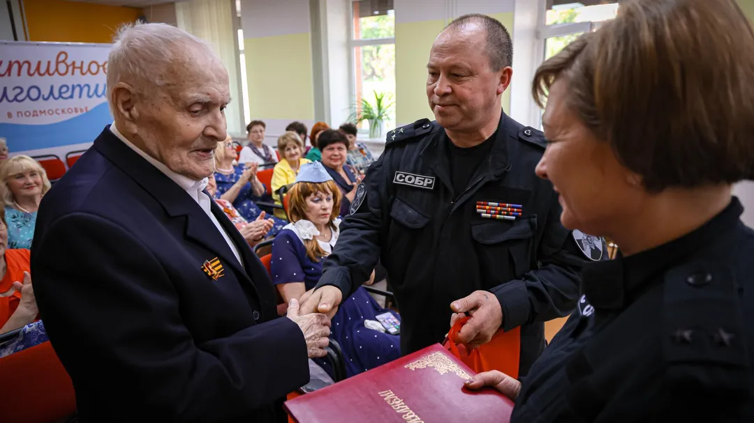 В Клину ветерана Виктора Матросова поздравили сотрудники СОБР «Гюрза»