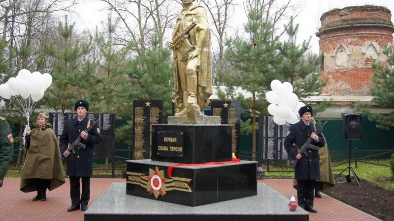 Монумент на братской могиле открыли после реконструкции в селе Осташево