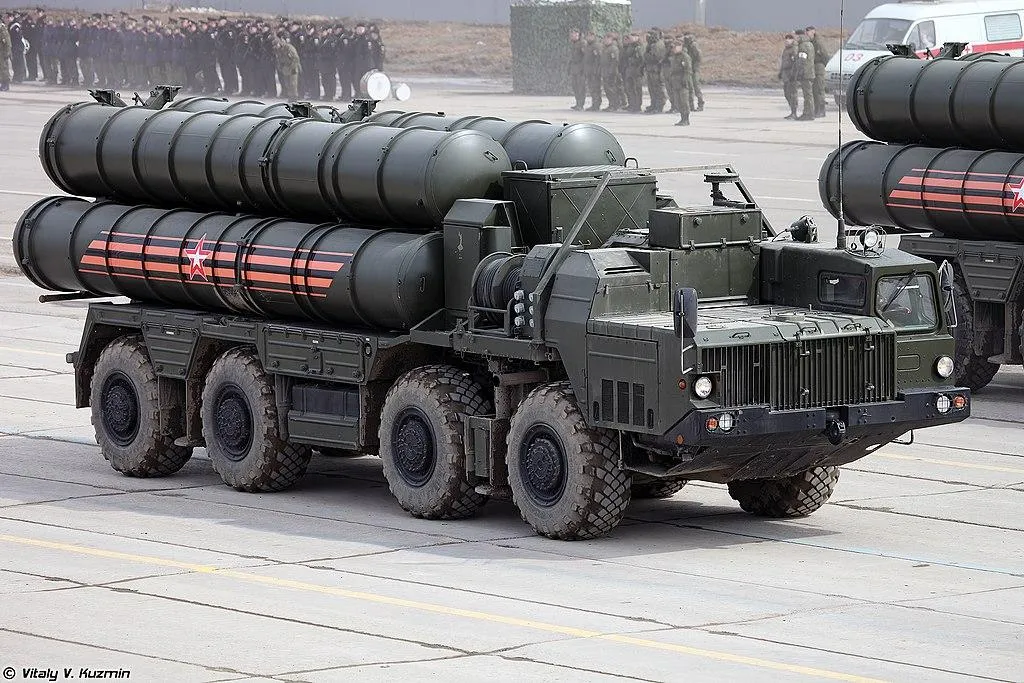 С-400 «Триумф» — российский зенитный ракетный комплекс, зенитная ракетная система большой и средней дальности