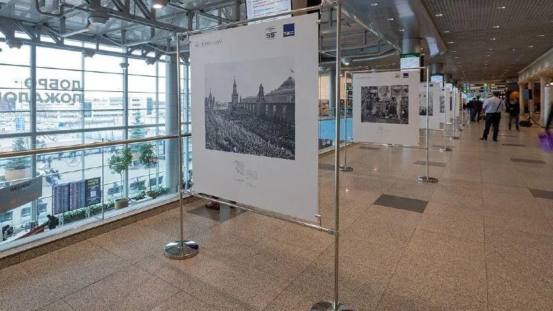 Фотовыставка «Эпоха Гагарина» открылась в аэропорту Домодедово