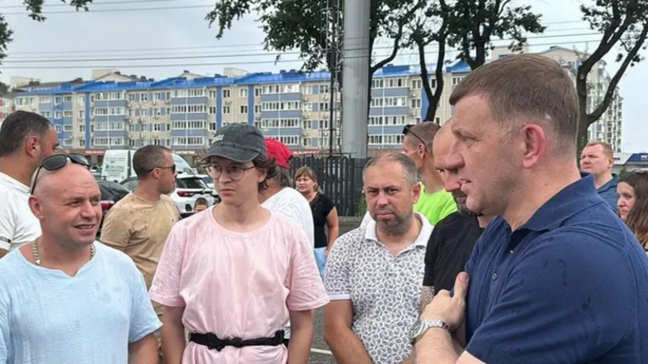 Мэр Краснодара предложил жителям приковать его наручниками к столбу