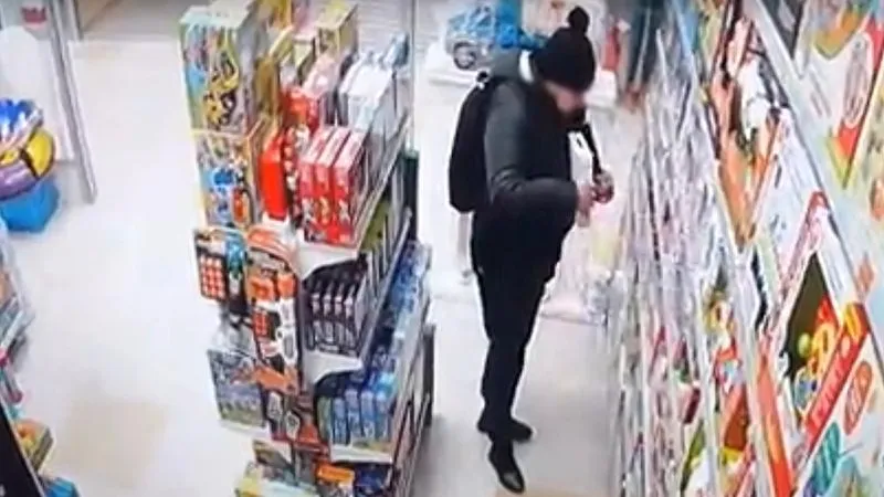 Вор-неудачник с коробкой игрушек попал на камеры в Ивантеевке
