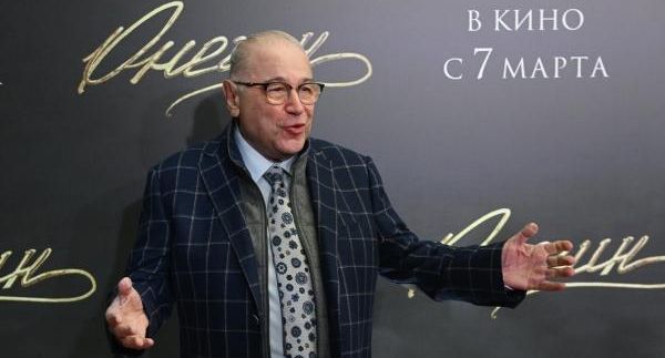 Брухунова показала вибрирующий аппарат для сохранения молодости кожи лица