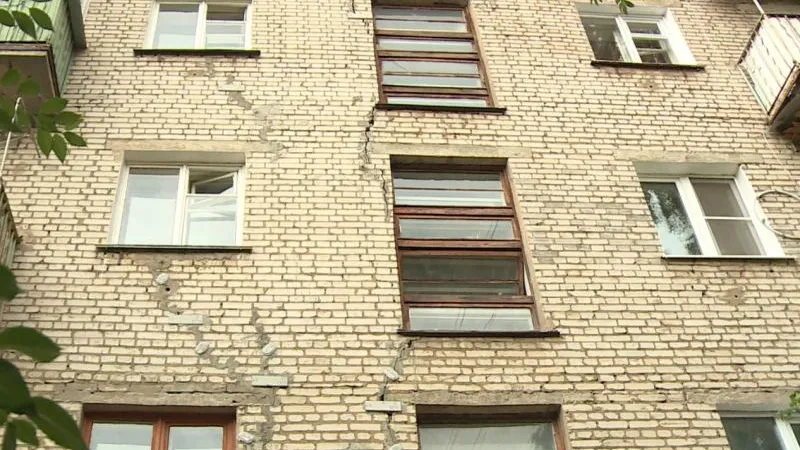 Гигантская трещина расползлась по дому в Серпухове