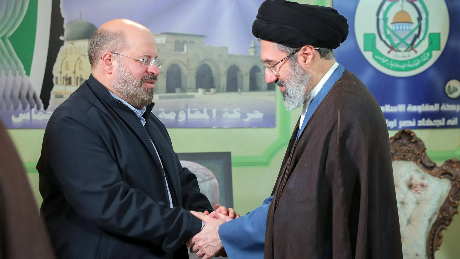 Моджтаба Хаменеи (справа) с представителем ХАМАС, Тегеран, 4 октября 2024 года. Iranian Supreme Leader’S Office