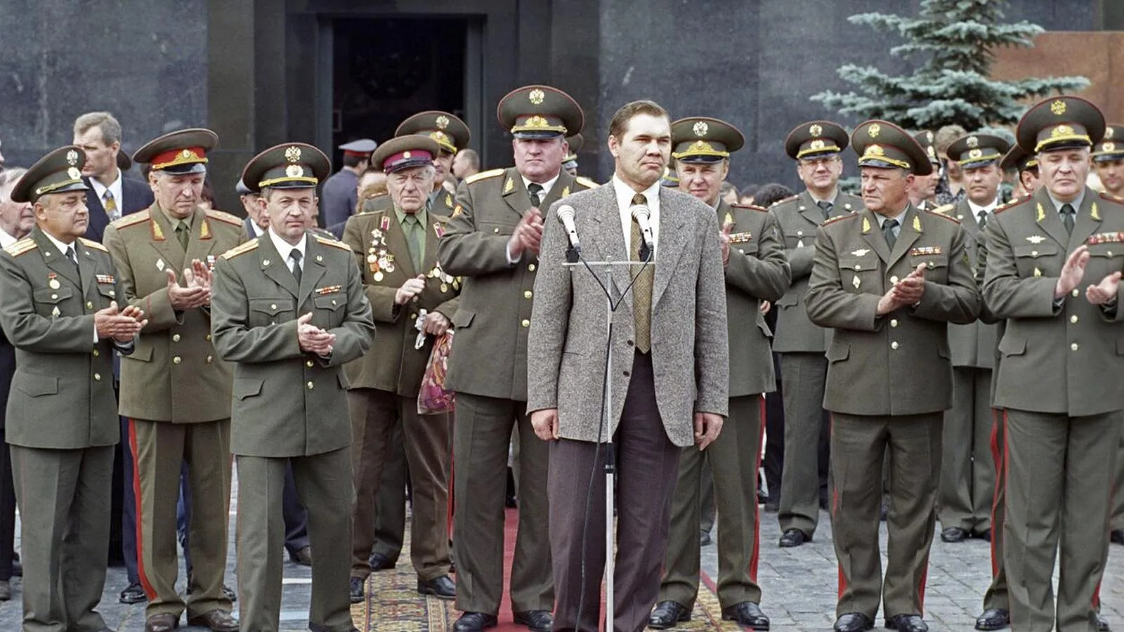 Генерал-лейтенант Александр Лебедь на Красной площади. Юрий Заритовский