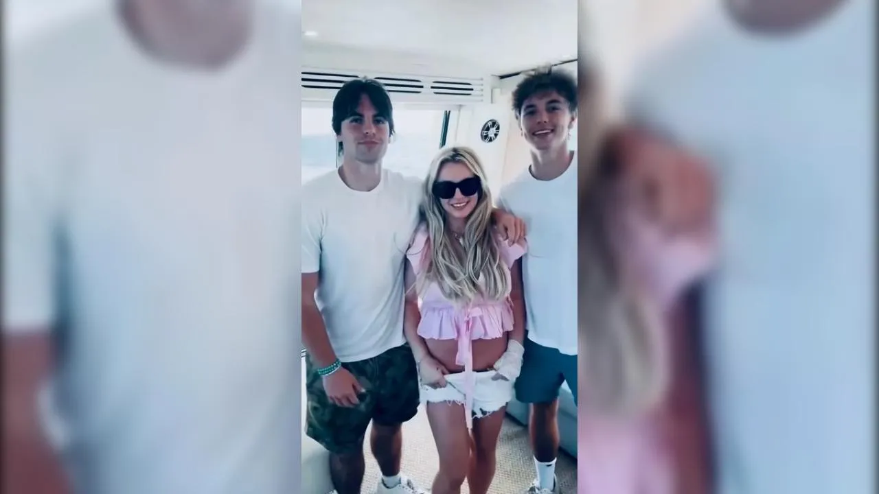 Бритни Спирс вышла в море с сыновьями спустя месяц после скандала