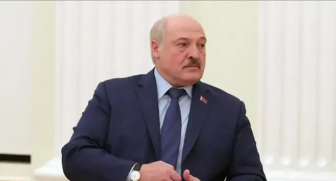 Лукашенко предложил забрать на техобслуживание проданные в Петербург автобусы