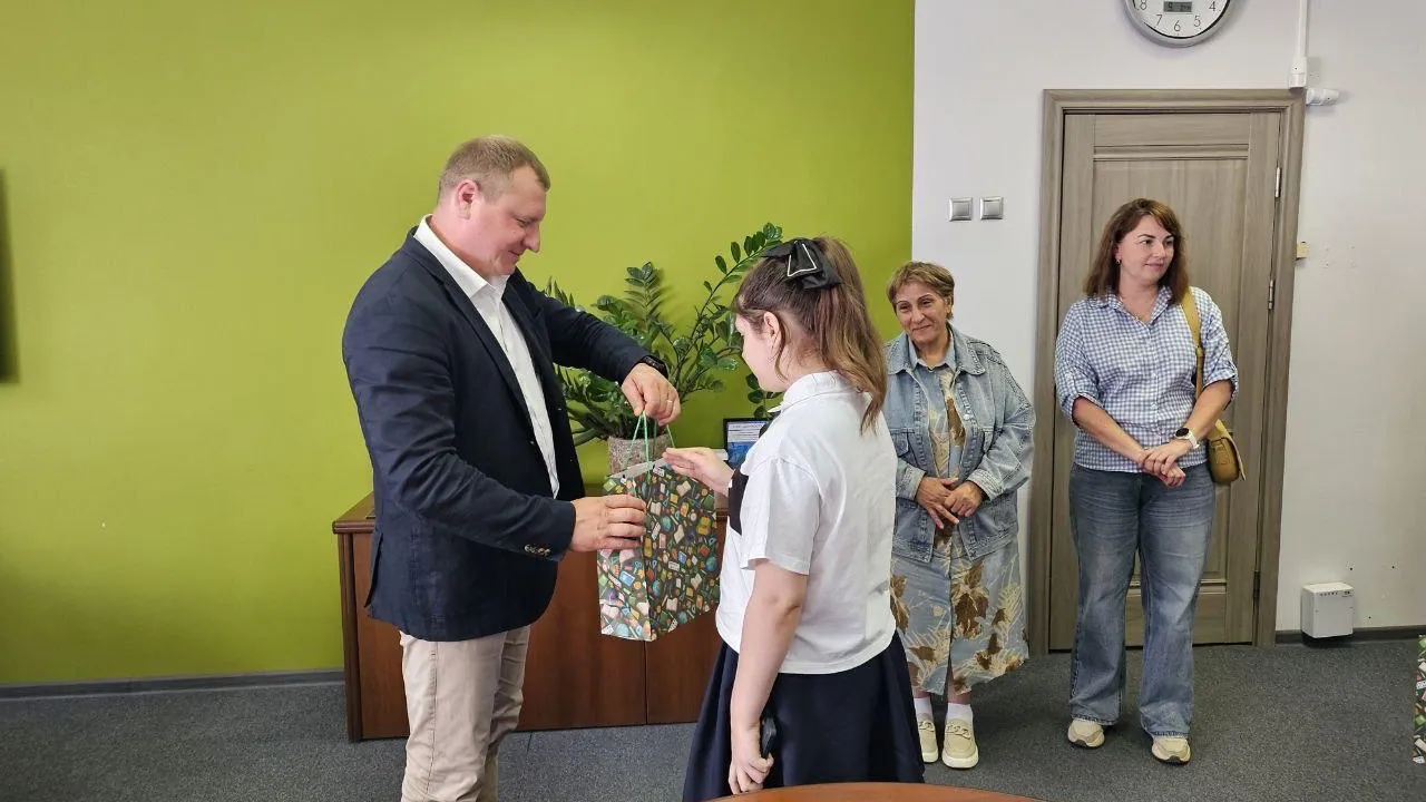 К новому учебному году глава городского округа Черноголовки Роман Хожаинов вручил канцелярию детям бойцов пециальной военной операции. Фото: пресс-служба администрации г.о. Черноголовка