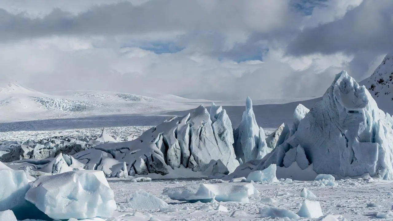 Ученые выяснили, что расслоение вод вокруг Антарктиды замедляет океан