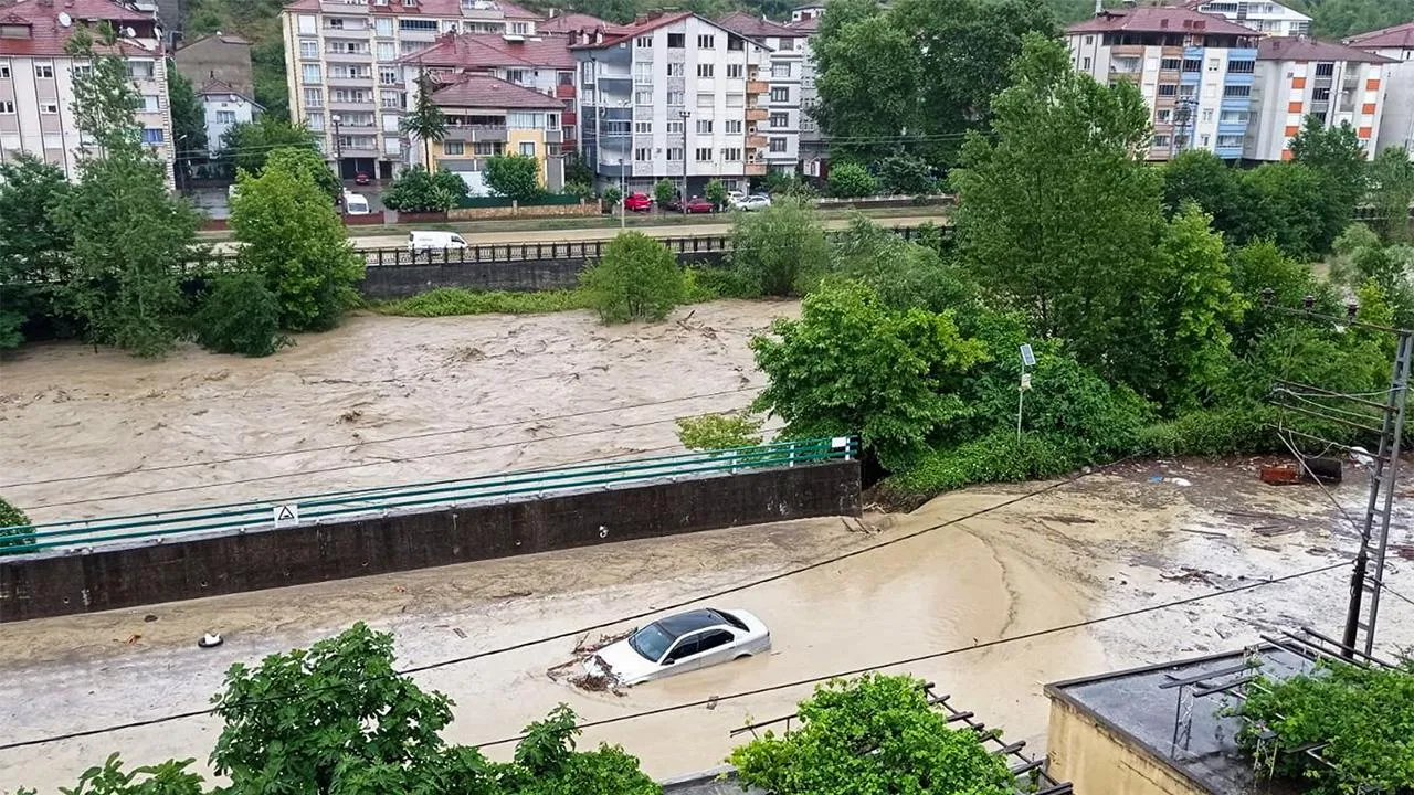 «На нас несутся бурные потоки воды»: российские туристы рассказали о ливнях в Турции