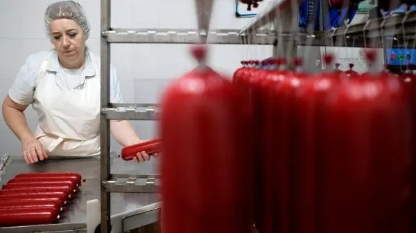 Сотрудники Роскачества рассказали, как выбрать качественный сервелат