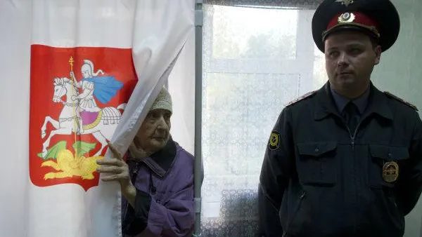 Не менее 3 полицейских охраняют каждый избирательный участок