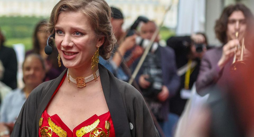 Лиза Арзамасова заплакала во время записи обращения к персонажу Галине Сергеевне