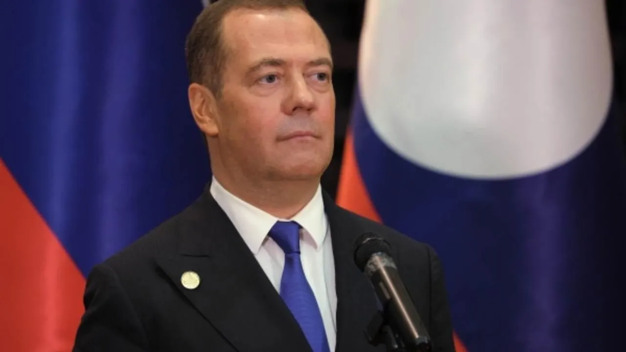 Медведев порекомендовал Маску побороться за изменение конституции США