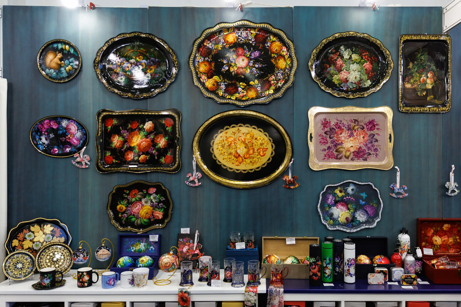 Сувениры народных промыслов Подмосковья — жостовские подносы — на выставке-ярмарке «Ладья»