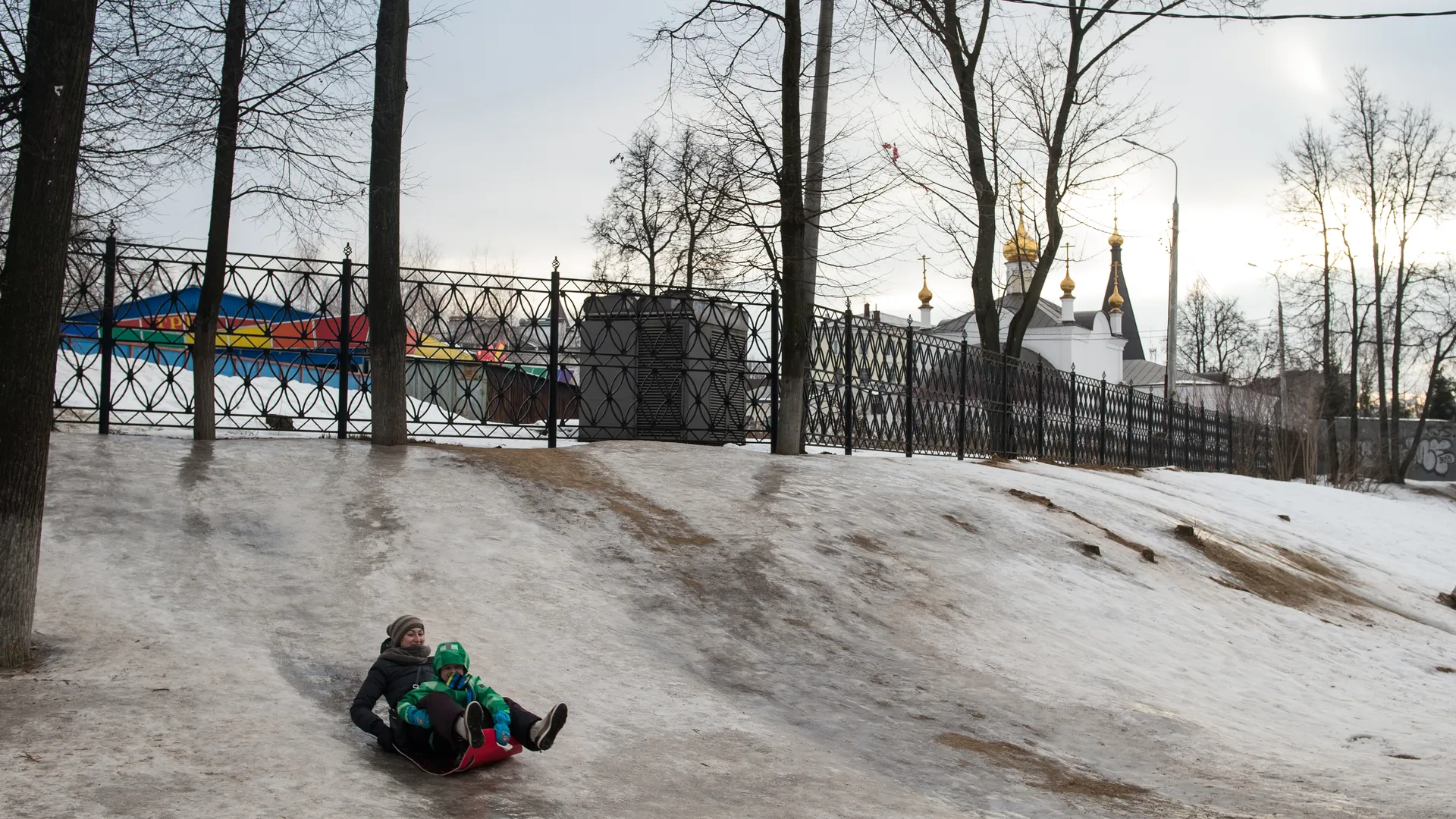 «Челюсти» в Подмосковье: подростки-лихачи покорили сугробы на акуле