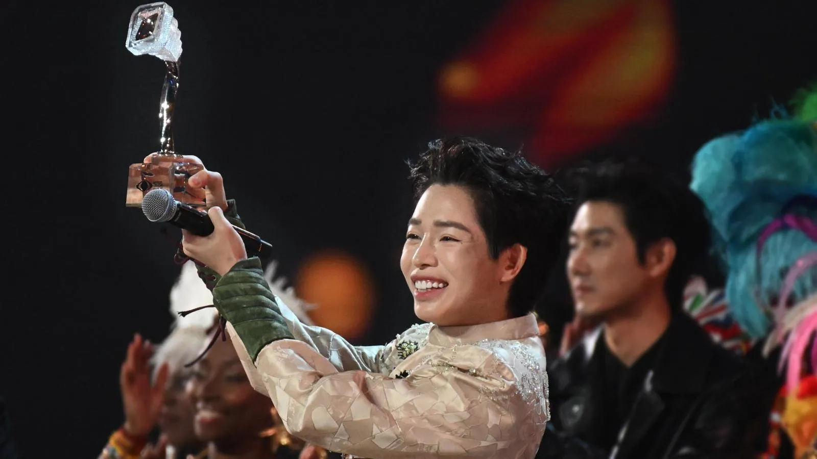 Дык Фук с кубком международного музыкального конкурса Интервидение-2025