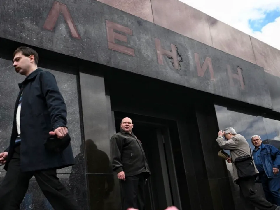 «Бесполезно, он гранитный»: в Госдуме оценили поступок мужчины, который пытался «надругаться» над Мавзолеем